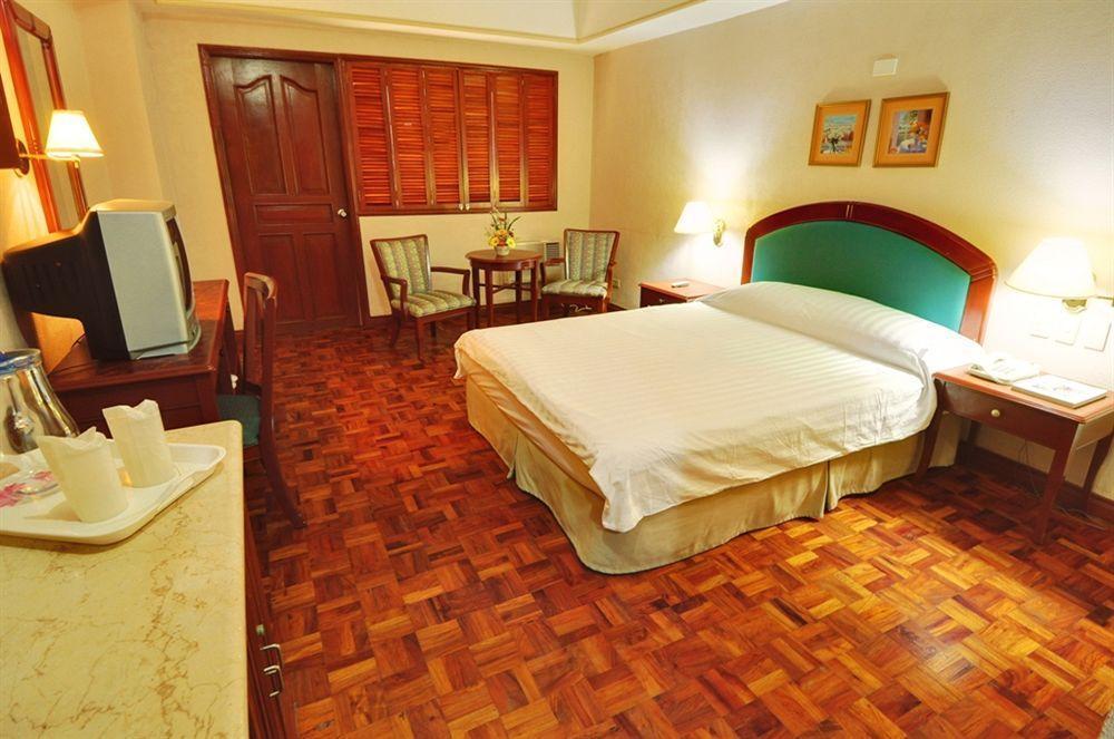 Sunrise Holiday Mansion Tagaytay City Exterior photo